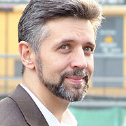 Наблюдать или служить?